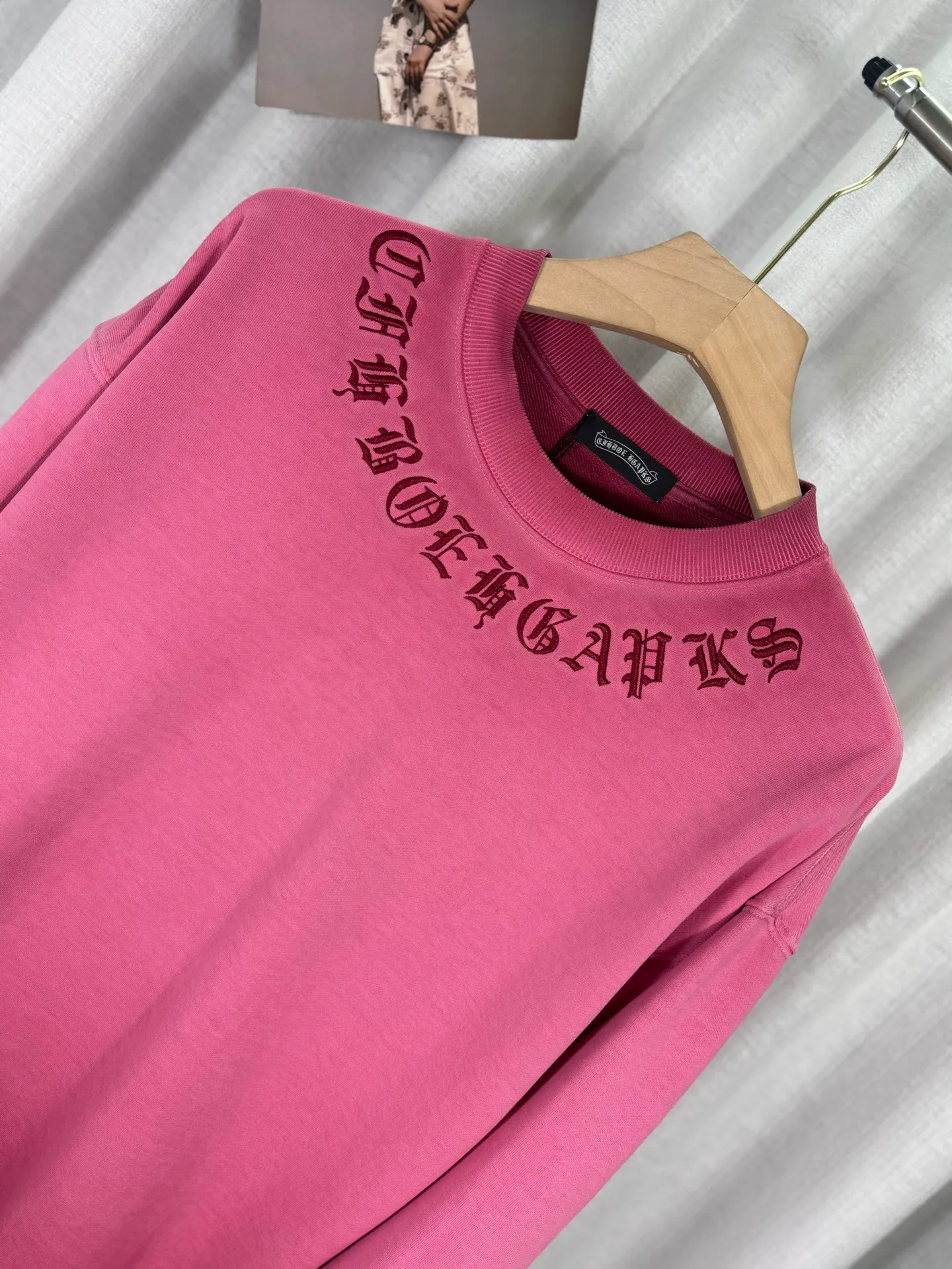 P280 top version, real shot without P, ​​different from market currency) 𝗖𝗵𝗿𝗼𝗺𝗲 𝗛𝗲𝗮𝗿𝘁𝘀/Cro Heart 2025 washed patch embroidery autumn and winter new original single counter American laser burnt 3D three-dimensional color embroidery couple casual sweatshirt 👑The highest version! Customized fabric 430g tripe terry fabric! American acid-washed and distressed original fabric laser burnt ✟appliqué embroidery and exquisite embroidery of letters! The best-selling model in the counter, very comfortable to wear. Accessories: original molded and authenticated collar label➕100% silk wash label. Genuine purchase-grade original hangtag➕matching hanging rope➕3D hanging beads➕original packaging bag. Craftsmanship: The original version has consistent wiring! The highest version of the armhole matching technique! Color: Red Black Size: S M L XL Style No.: 25-311